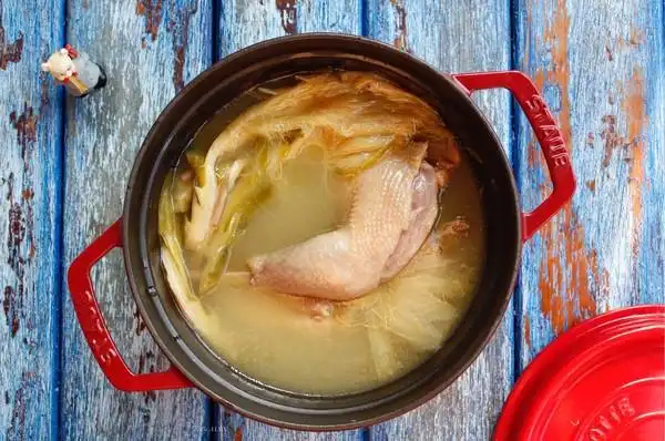 可以清心润肺去燥,而且汤味清甜美味;鸡肉和霸王花相互汲取了各自的