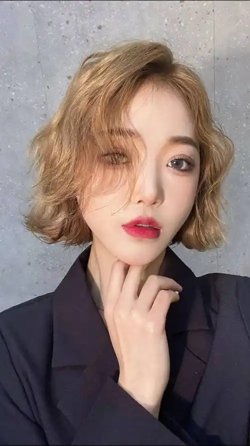 初夏爆火"短烫发超减龄"_短发_发型_女生