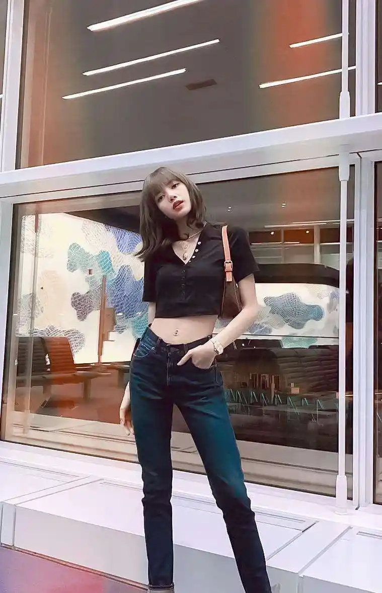 原创lisa真会穿!露脐t恤 牛仔裤,时髦又高级,这身材确实很赞