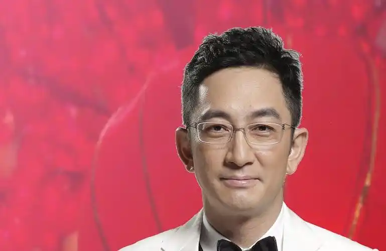 吴启华五十五岁工作量依然不减穿着年轻魅力丝毫不减