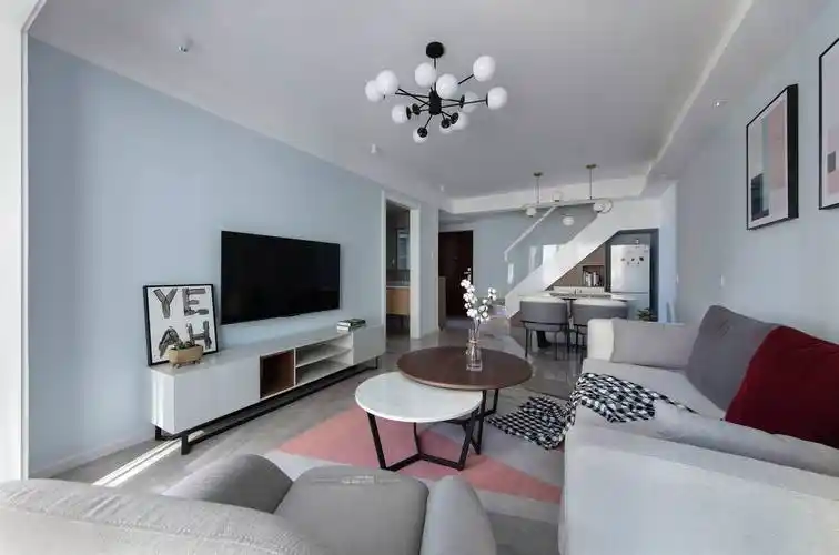 电视背景墙找平了以后,经过灯光打磨然后再进行天蓝色乳胶漆上次,这样