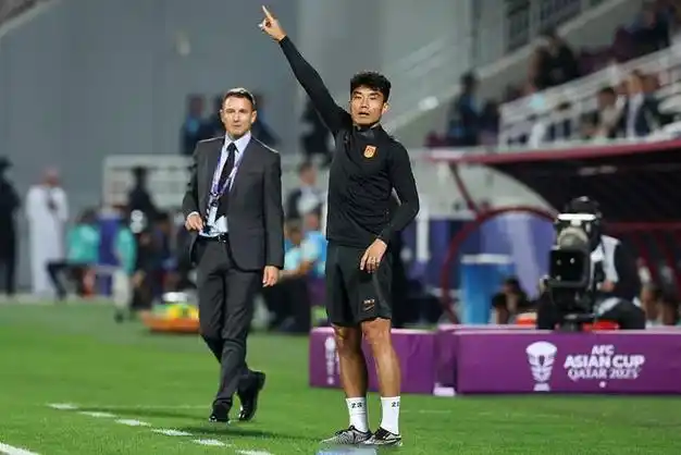 国足形势有变新帅迎3大喜讯1个难题郑智现场指挥一张图火了