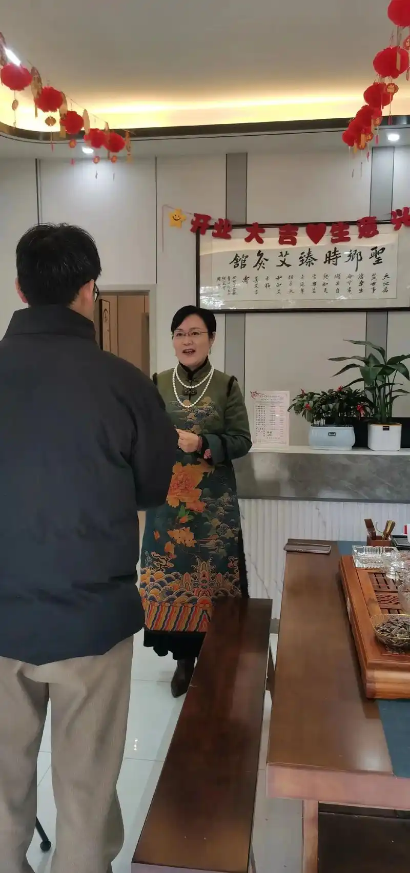 蕲春艾灸馆总裁蕲春蕲艾形象大使朱珠老师莅临本店指导工作并作创