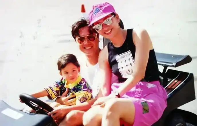 恭喜周润发前妻余安安宣布升级当外婆33岁律师女儿结婚5年终于怀孕