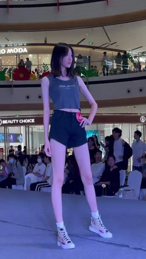 16岁178的小姐姐 走路自带小旋风