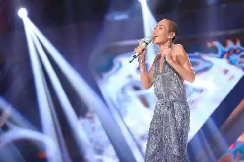 天籁之战光头女歌手王岚资料 穿过你的黑发的我的手歌词视频 - 结局网