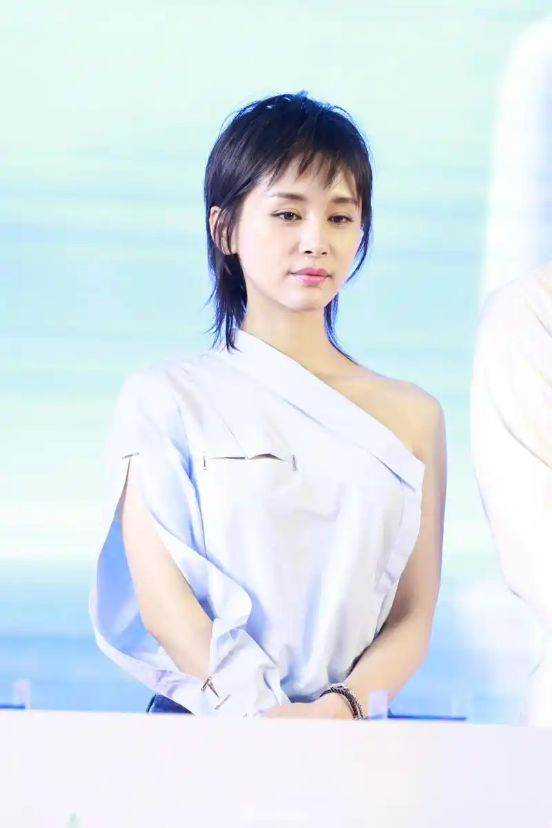 整体造型彰显王子文利落干脆的个性和简洁大方的时尚品味.