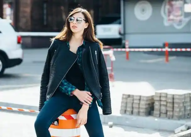 女生皮衣配什么裤子好看