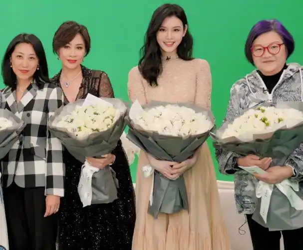 刘嘉玲与奚梦瑶同框,相差24岁丝毫不明显,不扮少女是正确之举|刘嘉玲|