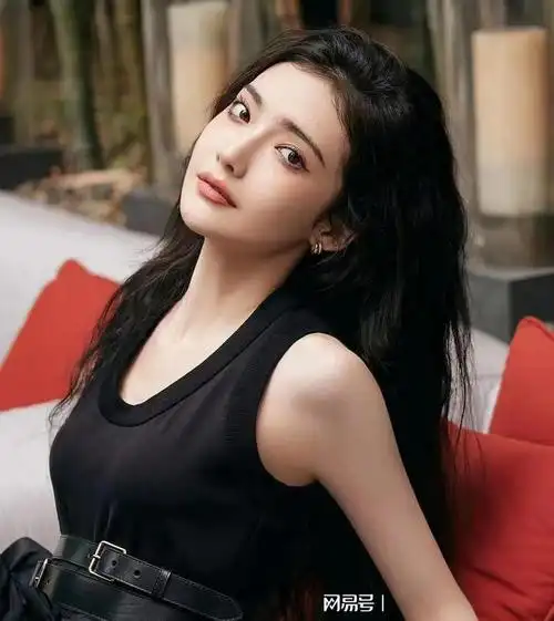 新疆00后新生代美女演员加奈她穿古装好看还是现代装好看