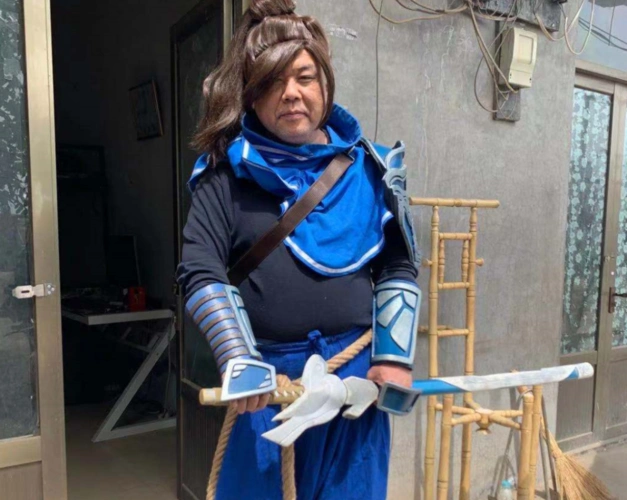 老大爷cos疾风剑豪出肉的亚索果然不一般这锐利的眼神为啥总盯着小姐