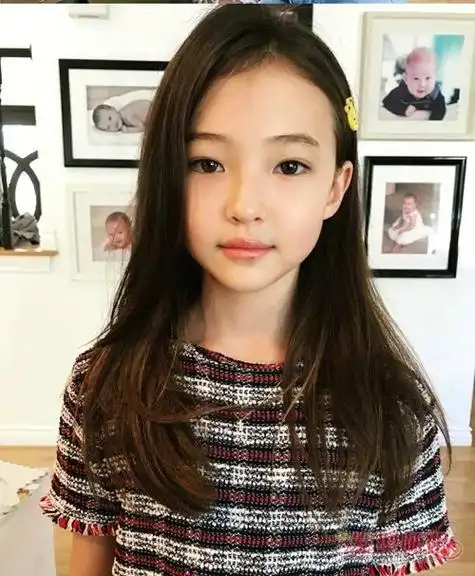 发型设计 儿童发型 >> 10岁小学生留中长发怎么扎头发 做个会扎发的小