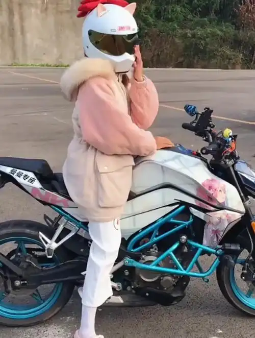 一米五的短腿女骑士轻松驾驭一辆机车厉害了