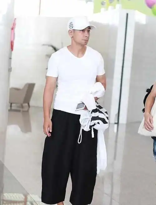 2017年8月1日,功夫明星赵文卓现身北京机场,当天赵文卓全身黑白配休闲