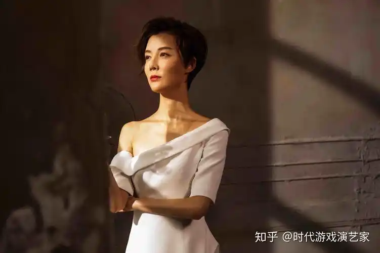 曾嫁山西首富身价上亿的车晓看似自由实则被抛弃