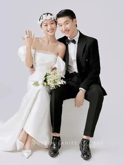 简约大气的室内纯色婚纱照真高级呀