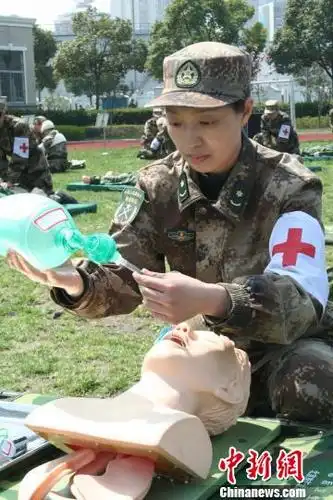 南京军区第85医院女军医宋莉莉博士先要当好战士