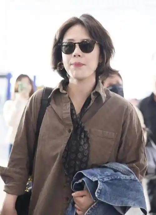 马思纯机场造型惊艳,少女感十足,短发美貌不减当年_时尚_大衣_驼色