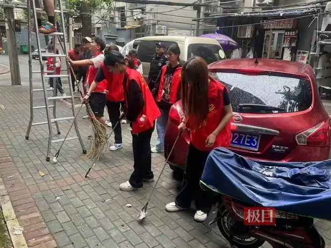 大扫除武汉学院管理学院清洁家园党员先锋队在社区工作人员的带领下