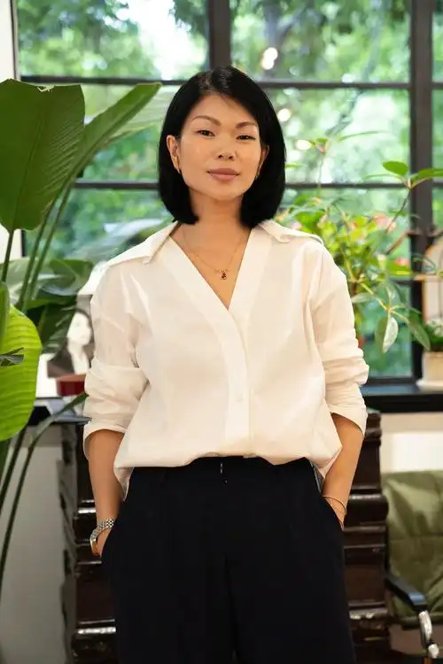 超模吕燕:因外貌备受争议,嫁给法国贵族老公被宠成公主