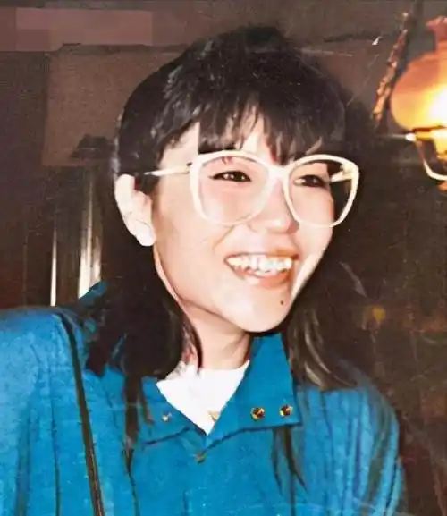 朱咏婷原来是张国荣的粉丝,但她对谭咏麟也不排斥,两人一来二去便珠胎