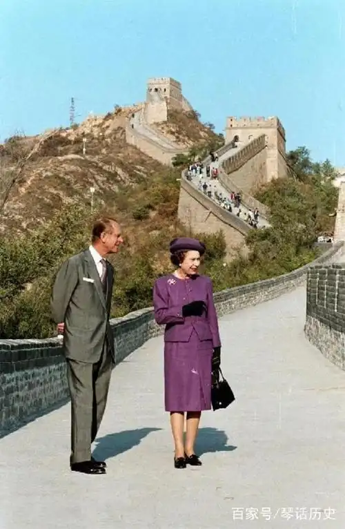 32年前英国女王访华红大衣艳丽黄碎裙亮眼紫套装高贵