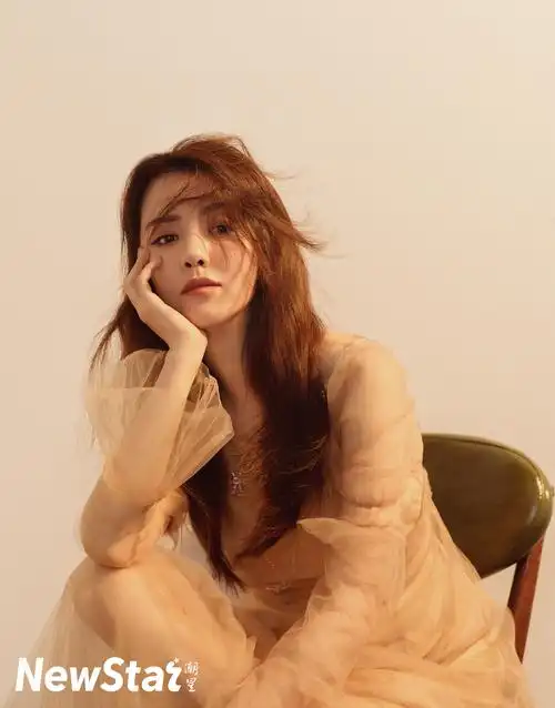 王晓晨深邃眼眸直击人心 完美身材曲线凹凸有致