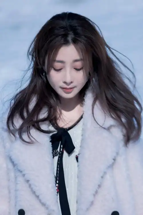 42岁殷桃美照曝光!雪地拍摄露超细美腿,穿紧身针织裙女人味十足