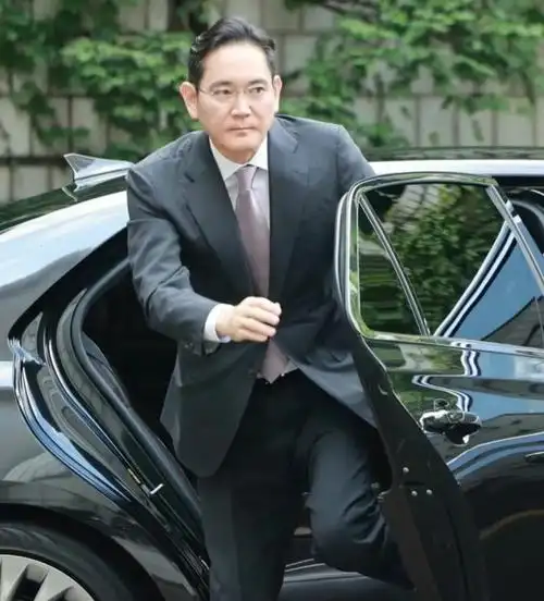 三星李在镕近照曝光!脸发福显老态,帅气却不减,三代共用一张脸