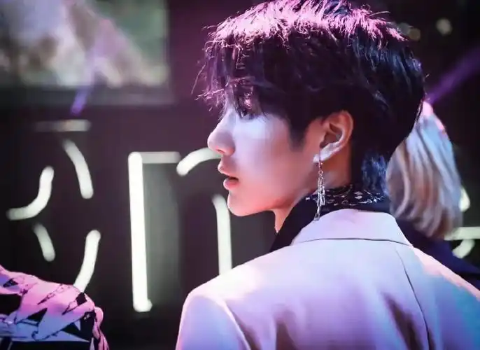 粉色西装加蓝灰色挑染走在时尚顶端的男人@uniq-王一博#王一博##王