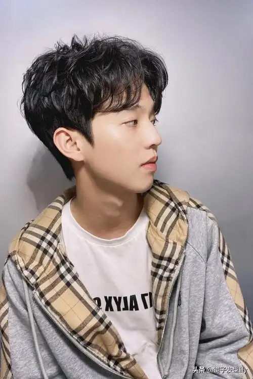 周边光发型可以说是一直深受广大男士的喜爱,就是把周边头发直接推成