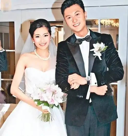 当年王浩信和陈自瑶在香港都名气不大,靠合体秀恩爱倒也能博得一些