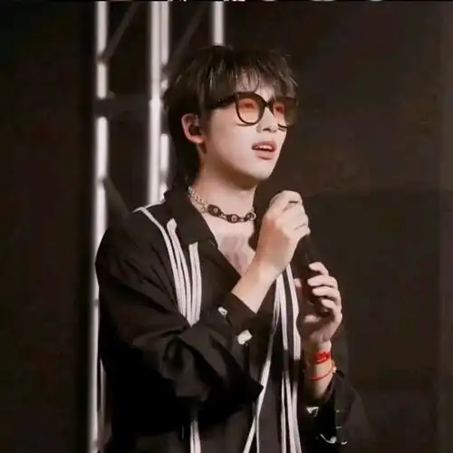 中国boy在舞台上好帅!