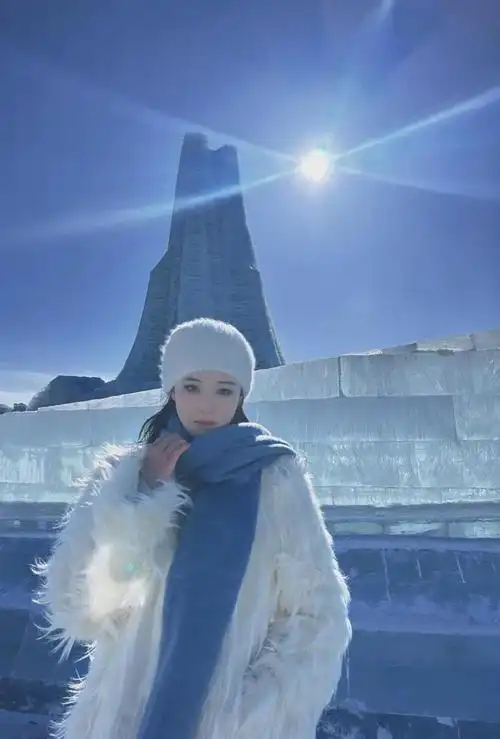 张馨予生日当天陪何捷压马路女方肚大如箩疑怀孕千万豪宅曝光