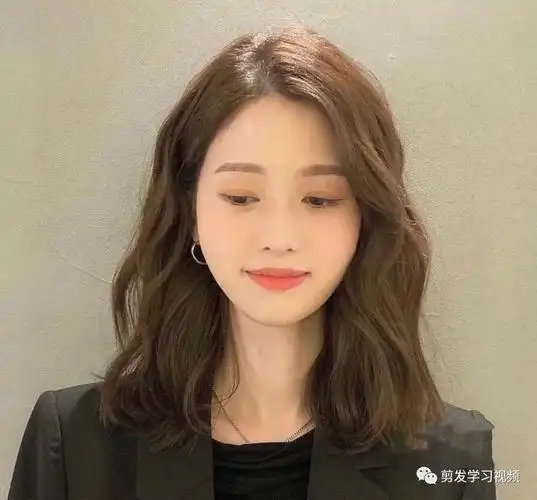 想要减龄一点就选择法式刘海或者空气刘海,懒人卷的设计让你更有秋冬