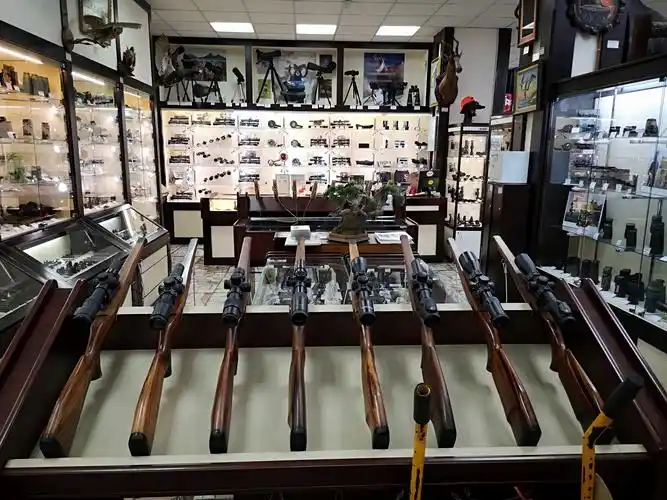 前方:探秘俄罗斯街头武器店 枪械装备琳琅满目