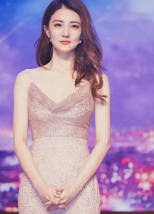 徐璐现身经纪人婚礼,妆容精致颜值超新娘,紧盯帅哥胸肌不挪眼?