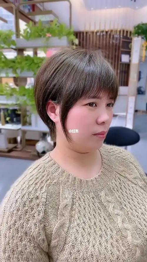 圆脸女生适合的发型