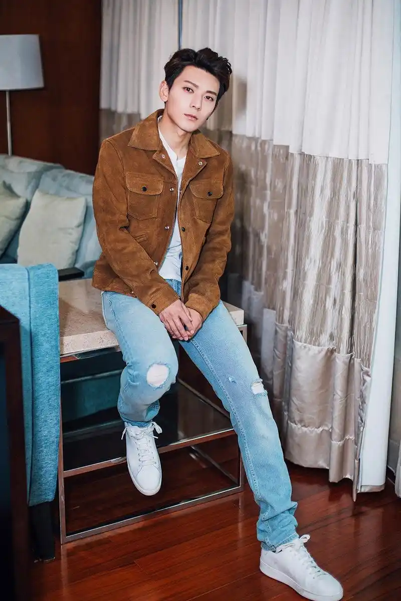 他的长相酷似韩国男星李准基,不止歌唱得好,演技也不错