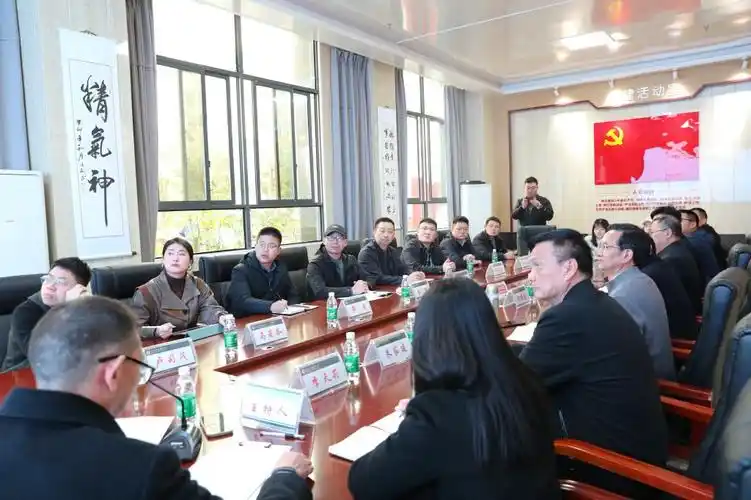 秦静一行得到了耀华中学董事长,总校长黄耀东先生的热情接待.