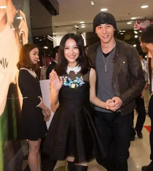 但这段恋情并不受大众的看好,白冰也因此受到了许多人的非议,毕竟两个