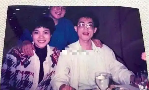 王菲离异单身,哥哥56岁仍未婚,原生家庭的伤害太大了!