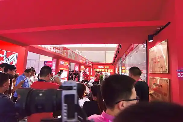 人气王大角鹿闪亮登场淄博陶博会双展超耐磨瓷砖火爆山东