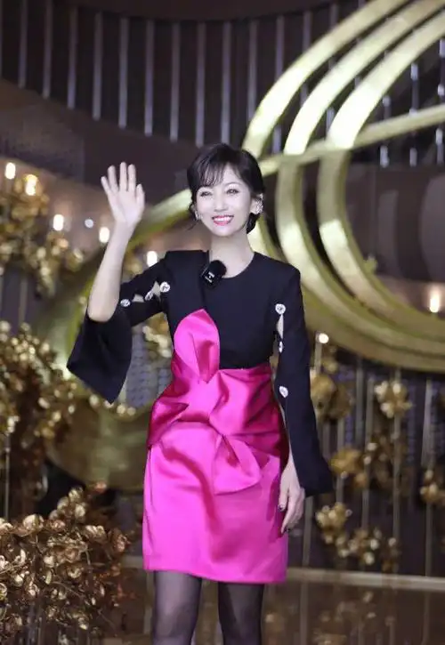 69岁赵雅芝近照端庄优雅少女感拉满看不出是奶奶的年纪