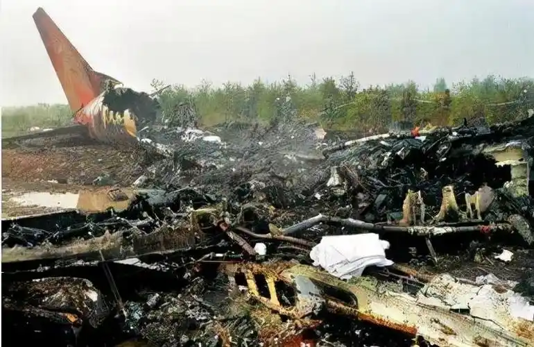 伊春空难客机坠毁致44人身亡机长弃机而逃