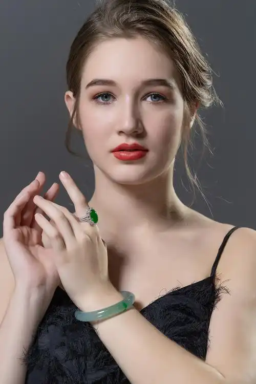 冰种a货翡翠手镯让女人优雅含蓄