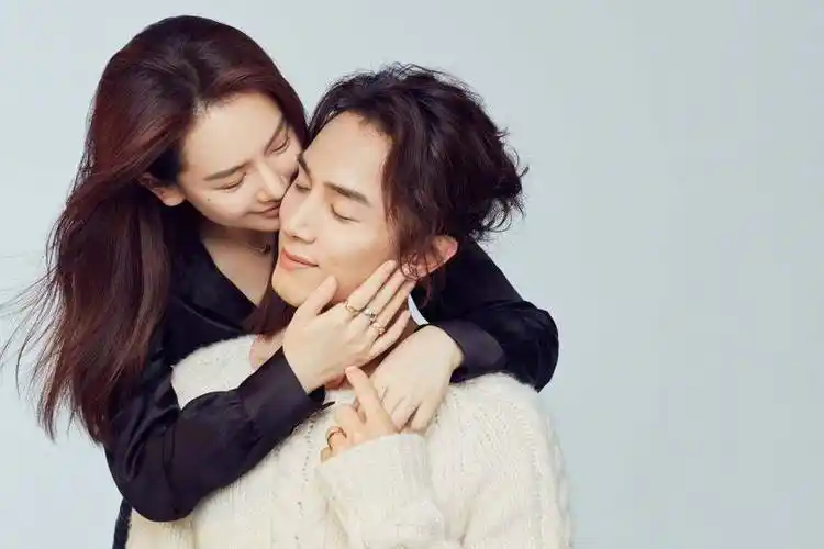 湖南卫视跨年晚会节目单:谢娜和吴昕回归,王一博独唱,杨幂合唱_大张伟