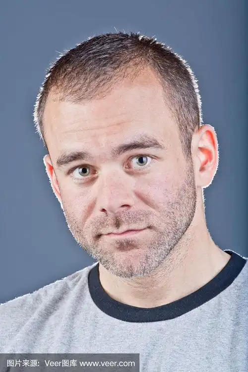 穿休闲装的男人的大头照