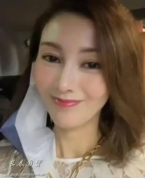 51岁李嘉欣近照曝光美颜滤镜开太强五官变形秒变塑胶脸
