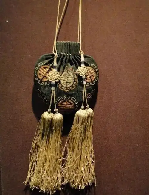 《红楼梦》中的荷包,都装着什么